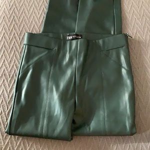 The reason I am selling these ZARA leather pants is because i gained some weight